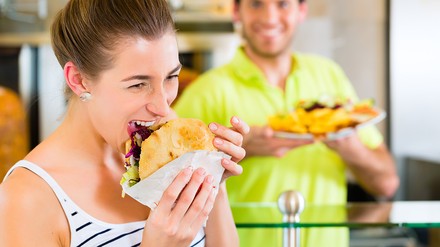 Schülerin beißt in einen Döner