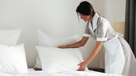 Zimmermädchen macht das Bett