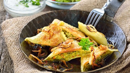 Eine Pfanne mit gebratenen Maultaschen