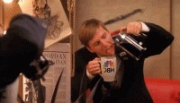 Mann trinkt Kaffee aus der Kanne