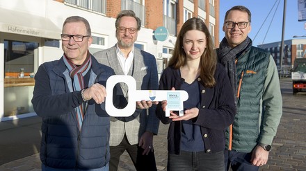 Merle Scheithauer nimmt gespannt den symbolischen Schlüssel von ihrem Chef Rüdiger Magowsky entgegen.