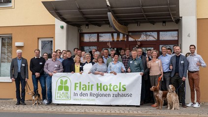 Vertreter der Flair Hotels vor dem Mitgliedshotel Stadt Höxter