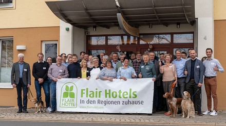 Vertreter der Flair Hotels vor dem Mitgliedshotel Stadt Höxter