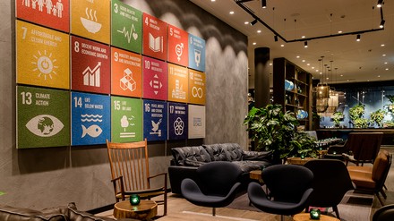 Motel One Bonn-Hauptbahnhof - Tafel mit den 17 Zielen für nachhaltige Entwicklung der UN
