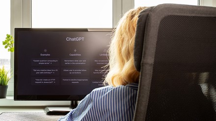 Frau arbeitet mit Chat gpt