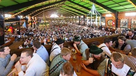 Im Festzelt auf dem Oktoberfest
