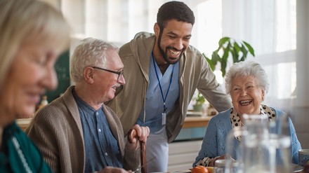 Pfleger im Altenheim