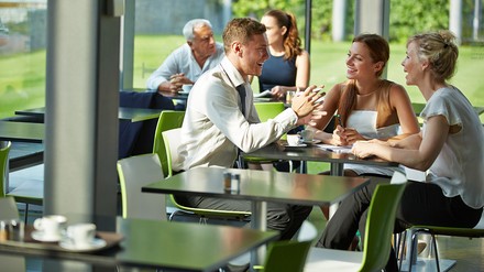 Gruppe in der Kantine