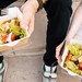 Zwei Verpackungen mit Essen