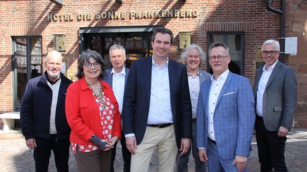 Oliver Kasties (Stellv. Hauptgeschäftsführer Dehoga Hessen), Bürgermeisterin Barbara Eckes, Christian Gerlach (Dehoga Kreisverband Vorsitzender), Sebastian Steuber (Geschäftsführer Hotel Die Sonne Frankenberg), Markus Exner (GrimmHeimat Nordhessen; Pro Nordhessen e.V.), André Kreisz (Vorstand Kaufmännischer Verein Frankenberg), Prof. Dr. Markus Pfuhl (Vorstand AFK – Arbeitskreis für Kommnualfragen Frankenberg und Vorsitzender im Industrieausschuss IHK Kassel-Marburg) freuen sich über die Neueröffnung nach der Renovierung des Hotels „Die Sonne“.
