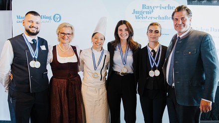 Valentin Wisgott (Fachmann für Restaurant und Veranstaltungsgastronomie), „Dehoga Bayern“-Präsidentin Angela Inselkammer, Jana Meier (Köchin), Alea-Marie Ranneberg (Kauffrau für Hotelmanagement), Maria Gantner (Hotelfachfrau) und „Dehoga Bayern“-Landesgeschäftsführer Dr. Thomas Geppert
