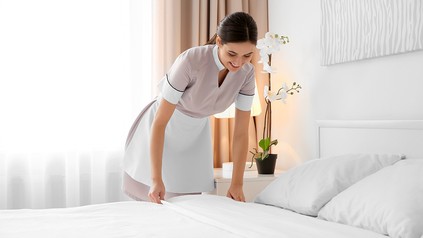 Zimmermädchen macht Hotelbett