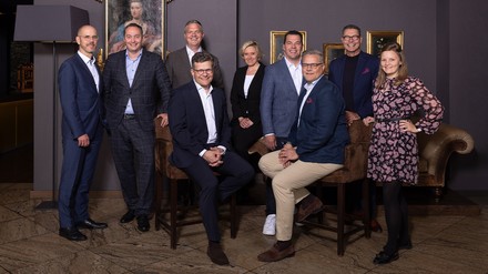 Der neu gewählte Aufsichtsrat der Dehag Hospitality Group AG: Marcus Smola (CEO), Alexander Kühnlein (CFO) und Jochen Oehler (CMO) (v.l.n.r.): Alexander Kühnlein, Stefan Menniken, Oliver Schreiber, Marcus Smola, Julia Rübsamen, Frank Pentzin, Carsten Weber, Jochen Oehler, Anna Friedrich.