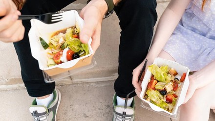 Salat aus Einweg-Essensschachteln.