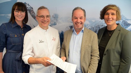 Foto der Vertragsunterzeichnung