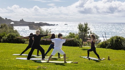 Reisende beim Sporteln
