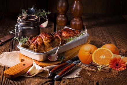 Ein Rollbraten in einem Bräter