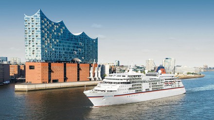 Schiff der Hapag-Lloyd Cruises vor der Elbphilharmonie in Hamburg.