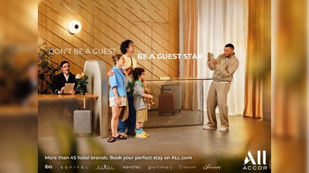 Werbeplakat für die All Accor Kampagne „Don’t be a Guest, be a Guest Star”.
