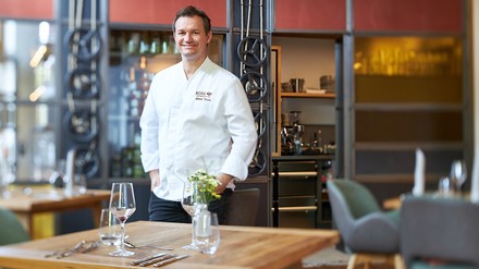 Porträt von Simon Tress in seinem Restaurant 1950