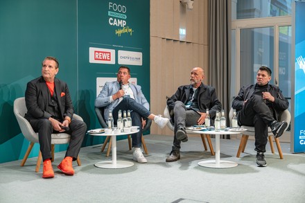 TV-Löwe Ralf Dümmel, Jochen Vogel von Rewe Nord, Rewe-Filialist Holger Stanislawski und TV-Koch Tim Mälzer