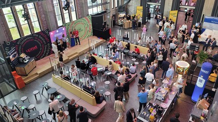 Blick auf Besucher des Upnxt-Festivals