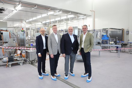 Stefan Sternberg, Klaus Flaskamp, Michael Postinett und Karl-Heinz Krämer in der neuen Produktionshalle