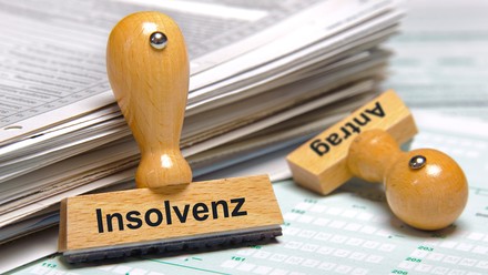 Zwei Stempel mit Aufdrucken „Insolvenz“ und „Antrag“