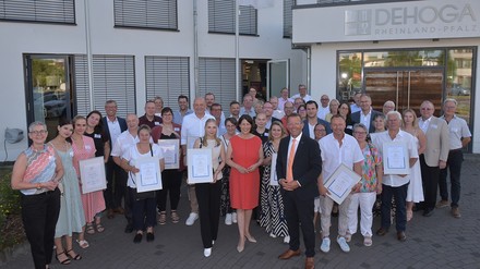 Ausgezeichnete Gastgeber vor Dehoga-Gebäude