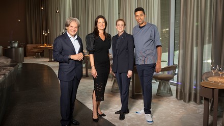 Porträt von vier Personen bei der Restauranteröffnung