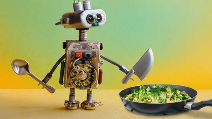 Ein Steampunkroboter steht neben einer Pfanne mit Essen