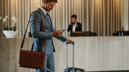 Mann, der an der Rezeption vorbeiläuft