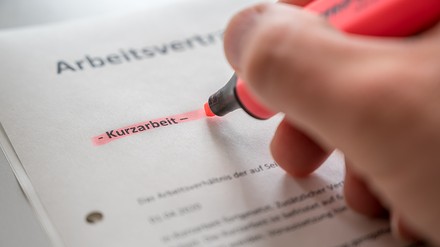Kurzarbeit wird im Arbeitsvertrag markiert