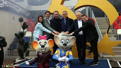 Per Knopfdruck auf das neue Fahrgeschäft "Adventure Grand Prix" startet die Familie Mack in die 51. Saison des größten Freizeitpark in Deutschland.