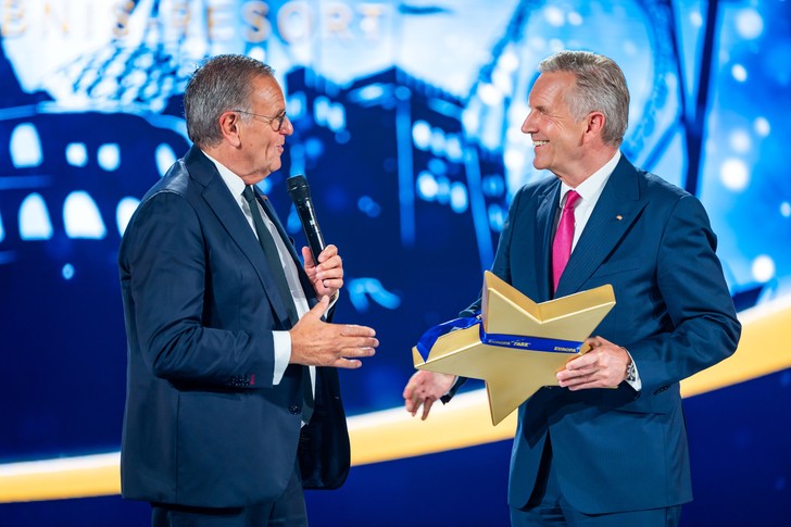 Roland Mack überreicht Bundespräsident a. D. Christian Wulff einen Jubiläumsstern