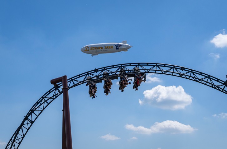 Zeppelin über Achterbahn