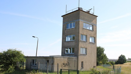 Foto des ehemaligen DDR-Grenzturms in Cumlosen an der Elbe