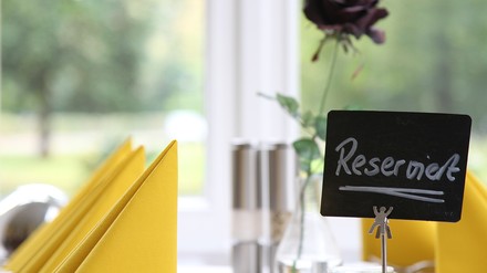 Gedeckter Restauranttisch mit einem Reserviert-Schild