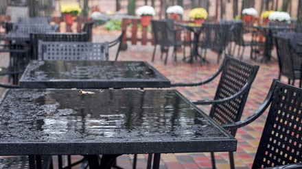 Tische mit Stühlen im Regen