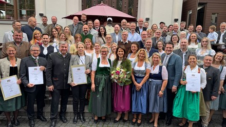 Staatsministerin Michaela Kaniber und Dehoga-Präsidentin Angela Inselkammer gemeinsam mit den prämierten Gastronomie- und Festzeltbetreibern