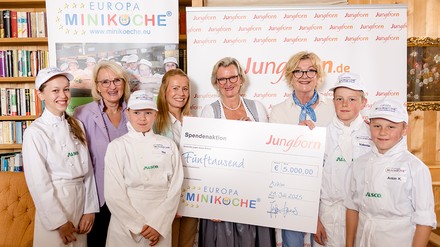 Scheckübergabe: v. l. Europa Miniköche, Susanne Droux (Geschäftsführerin der Europa Miniköche), Imke Höke (Leitung Werbung bei Jungborn), Angela Inselkammer (Präsidentin des DEHOGA Bayern) und Saskia Vester