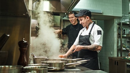 Zwei junge Köche bei der Arbeit