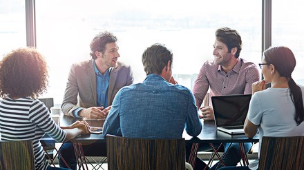 Gruppe von Arbeitnehmern bei einem Meeting