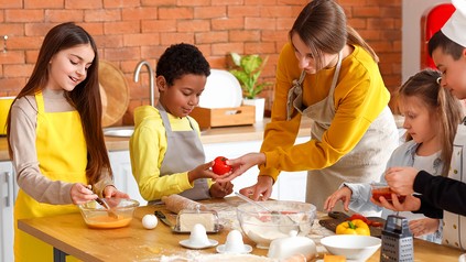 Kinder beim Kochen