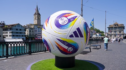 Fußball-Skulptur in Zürich
