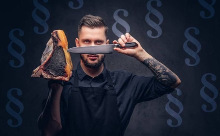 Koch mit Tätowierung