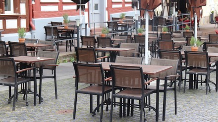 Leere Stühle eines Restaurants