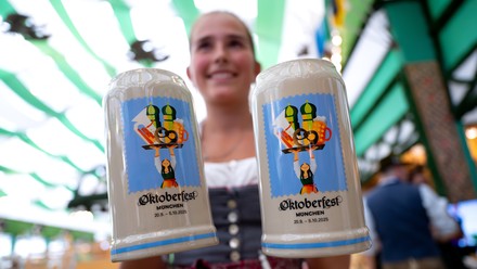 Oktoberfest-Maßkrug 2025
