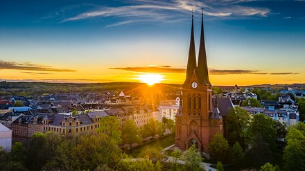 Blick auf Chemnitzer Kirche vor dem Sonnenuntergang