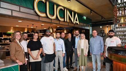 Staatsministerin Natalie Pawlik mit Wolfgang Göbel, Franchisenehmer bei L’Osteria und BdS-Hauptgeschäftsführer Markus Suchert